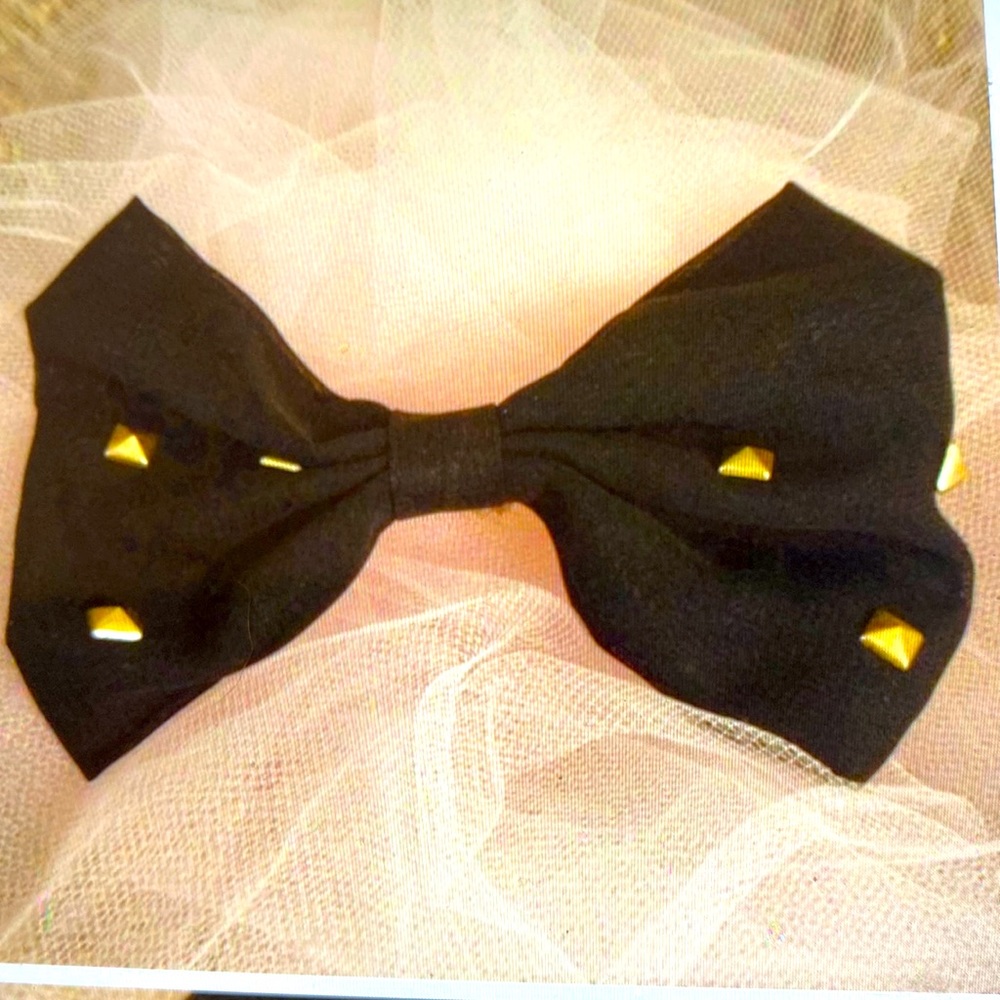 Black bow hair clip.